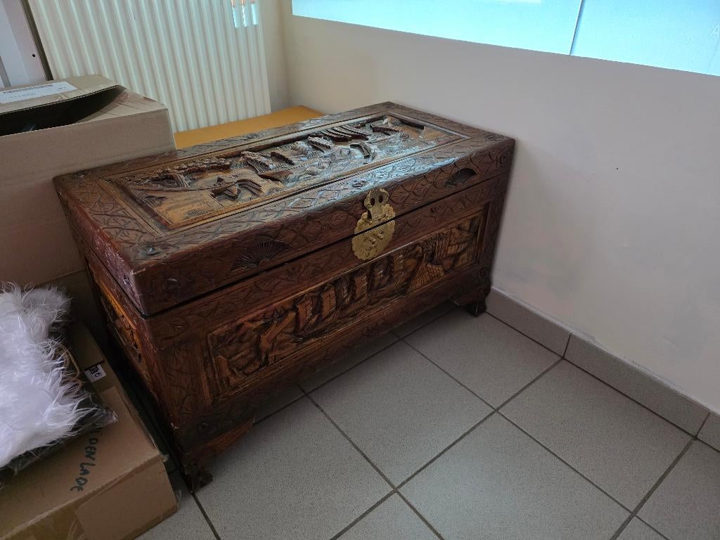 Handgesneden houten kist, Ophalen, Overige onderwerpen, Houtsnijwerk, 50 - 100 cm