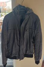 Sportieve lederen herenjas, Ophalen