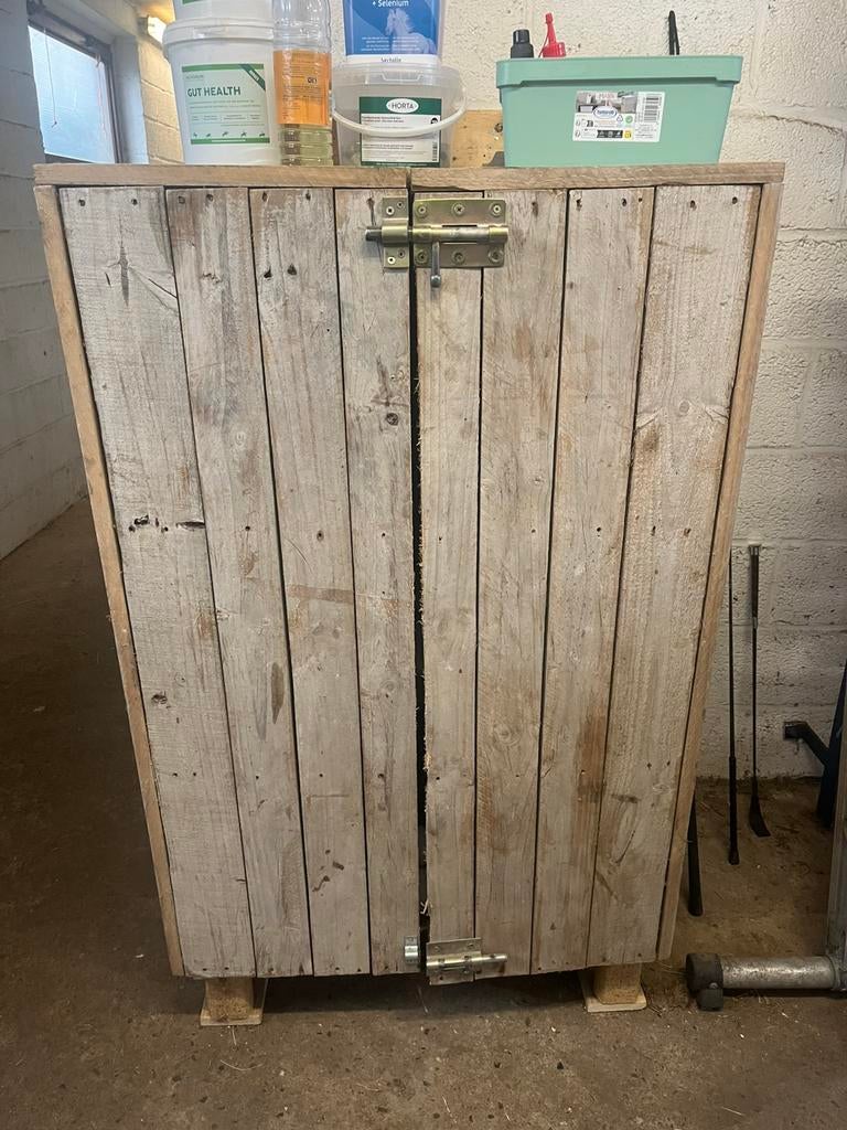 Zadelkast, Dieren en Toebehoren, Ophalen, Zo goed als nieuw