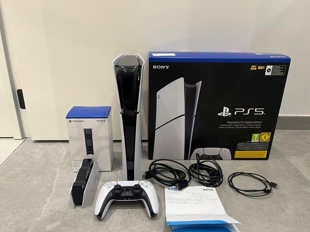 PS5 Slim Digital + 1 manette + station de charge + garantie, Enlèvement, Comme neuf, Playstation 5 Digital