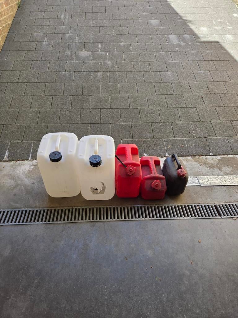 Diverse Jerrycan's, Ophalen