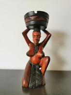 Afrikaans houten beeldje, Enlèvement