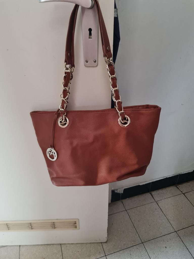 Handtas nooit gedragen, Ophalen, Handtas