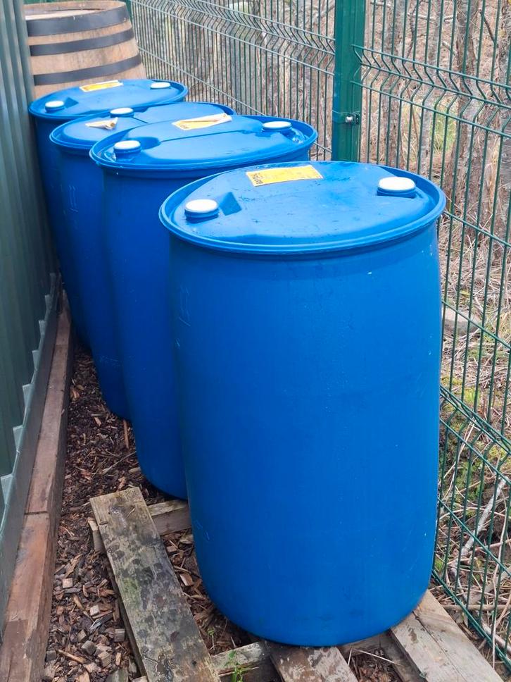 Quelques barils bleus de 200 l en guise de baril d'eau ! PAS, Jardin & Terrasse, Barils de pluie, Enlèvement