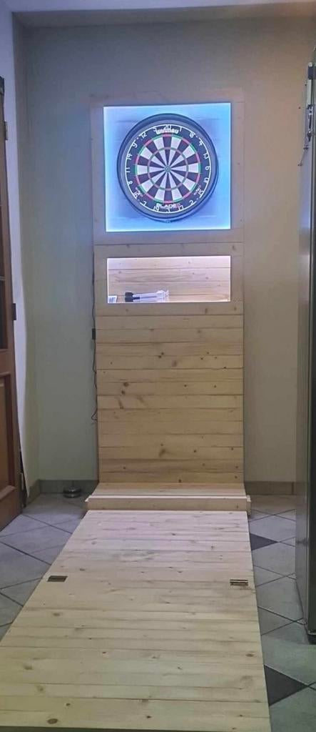 Dartswand met bord en led, Ophalen, Zo goed als nieuw