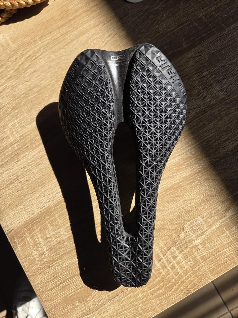 Sella italia Novus Boost EVO 3D kit Carbonio superflow zadel, Vélos & Vélomoteurs, Neuf, Vélo de course, Selle, Enlèvement