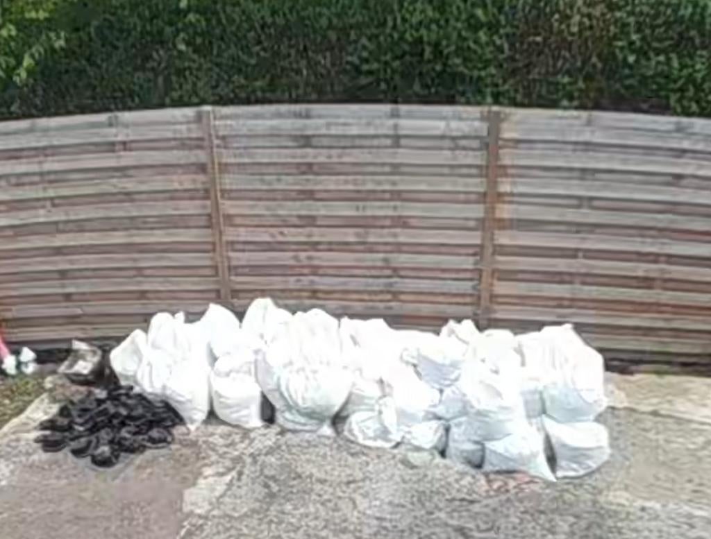 2.5 kuub aarde met steen, Ophalen