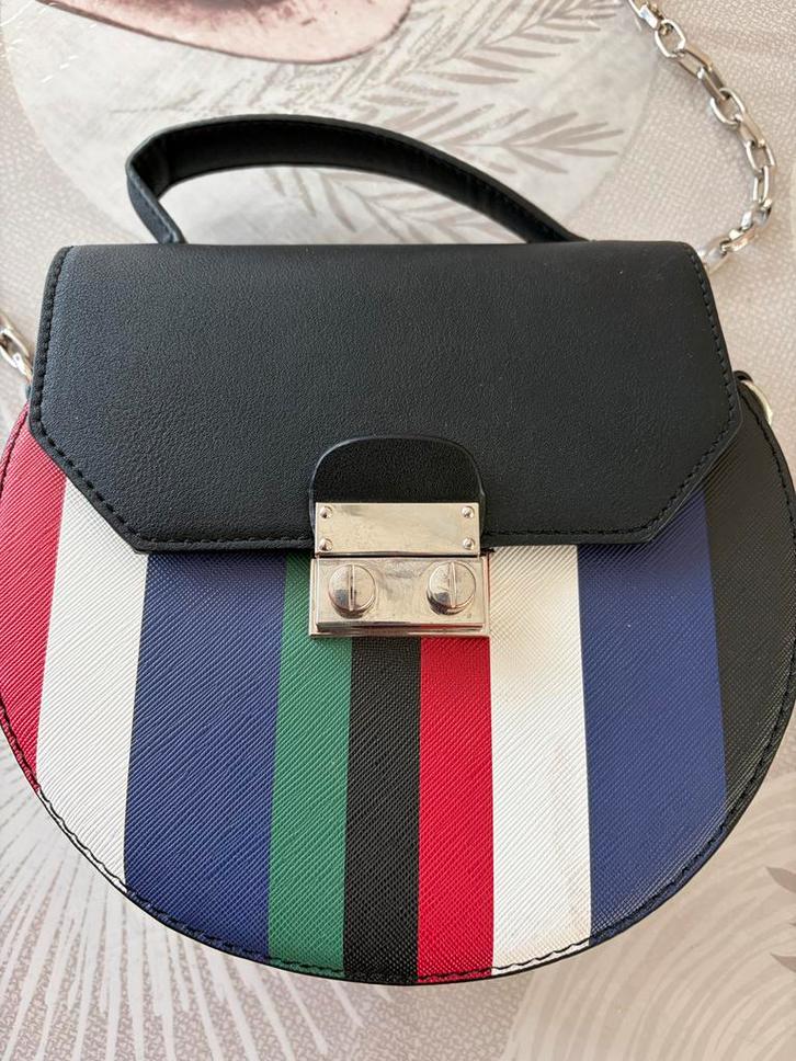 ASOS stradivarius zwarte handtas met veelkleurige strepen —, Handtassen en Accessoires, Tassen | Schoudertassen, Zo goed als nieuw