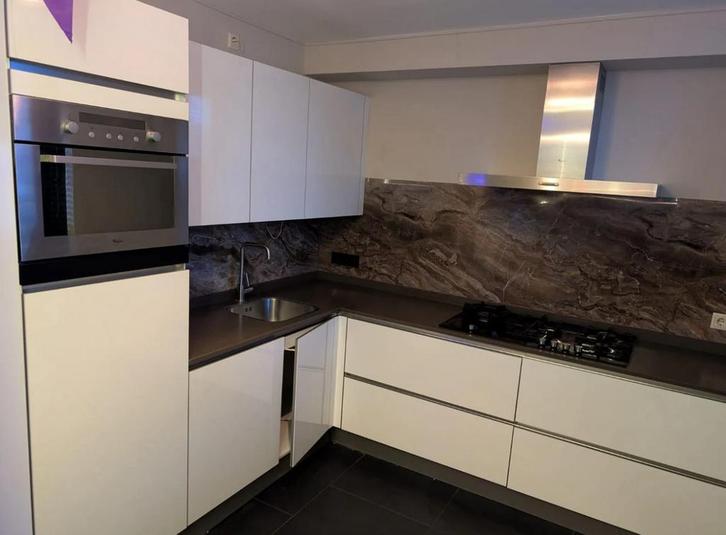 Cuisine d’angle modern complète électros 256x230  Super état, Maison & Meubles, Cuisine | Cuisines complètes, Comme neuf, Brun