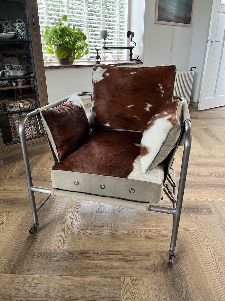 Unieke Design Rolling Metal Cowhide Chair zeer zeldzaam, Huis en Inrichting, Ophalen, Gebruikt, Leer, 75 tot 100 cm