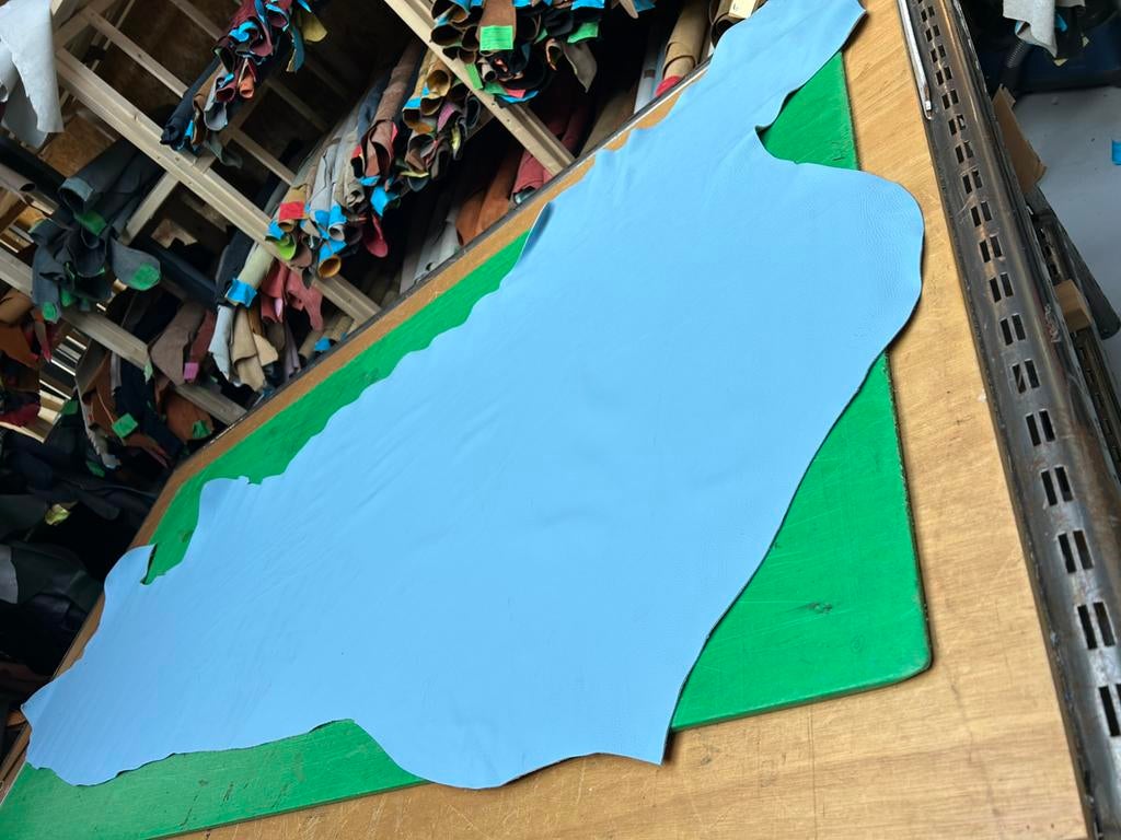 Baby blauw halve huid 1.5 mm dikte soepel A-215, Hobby en Vrije tijd, Ophalen of Verzenden, Blauw