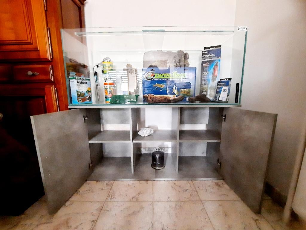 Aquarium complet 240L+ meuble + accessoires état neuf, Neuf, Enlèvement, Autres types, Tuyaux inclus