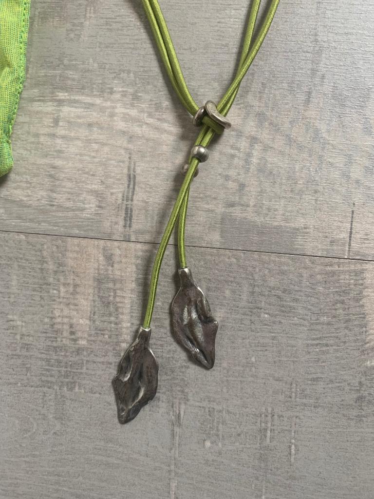 Collier spécial en argent vert, Bijoux, Sacs & Beauté, Colliers, Enlèvement ou Envoi, Comme neuf, Vert, Argent