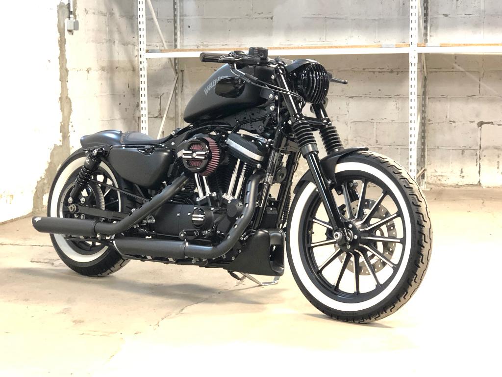 Harley Iron 883 Bobber Custom Full Black 1500kms, Éclairage LED, 2 cylindres, Neuf, Particulier