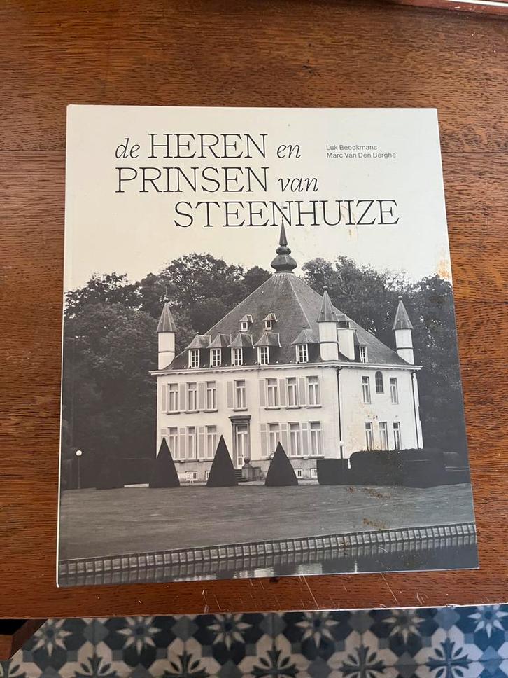 Livre — Les seigneurs et les princes de Steenhuize, Livres, Art & Culture | Architecture, Comme neuf, Enlèvement