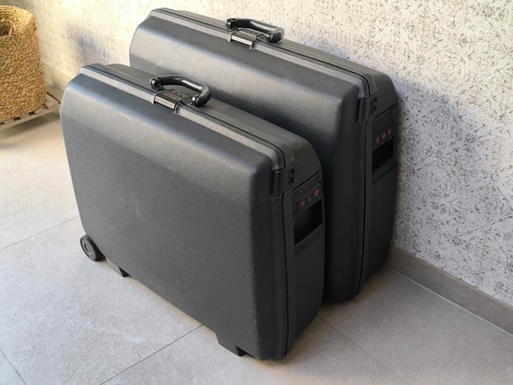 2 x Samsonite coffre/ valise de voyage (sur roulettes), Bijoux, Sacs & Beauté, Valises, Utilisé, Plastique dur, 70 cm ou plus