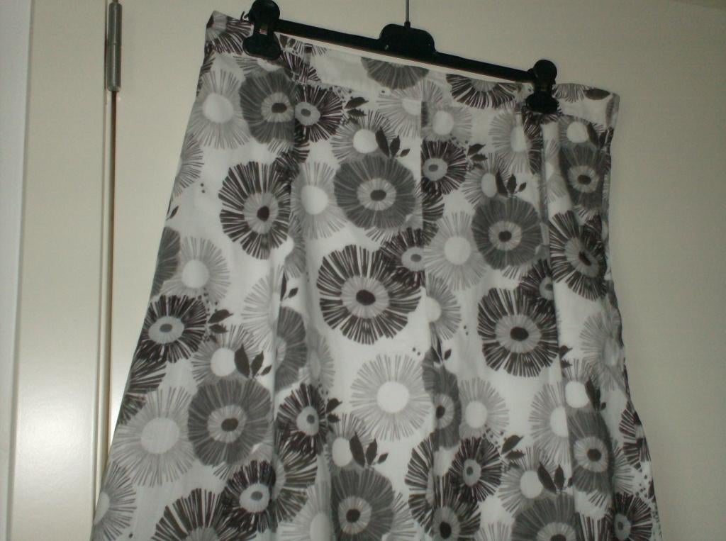 mooie rok maat 46  nieuw, Vêtements | Femmes, Jupes, Neuf, Taille 46/48 (XL) ou plus grande, Enlèvement ou Envoi, Longueur genou