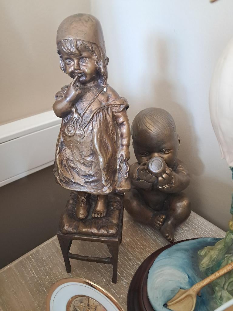 Beeldje kind op stoel, Ophalen, Gebruikt, Mens