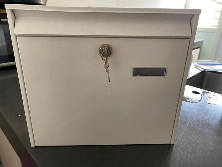 Witte brievenbus, Tuin en Terras, Brievenbussen, Zo goed als nieuw, Wandbrievenbus, Ophalen