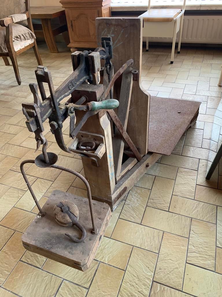 Weegschaal met veel gewichten, Enlèvement