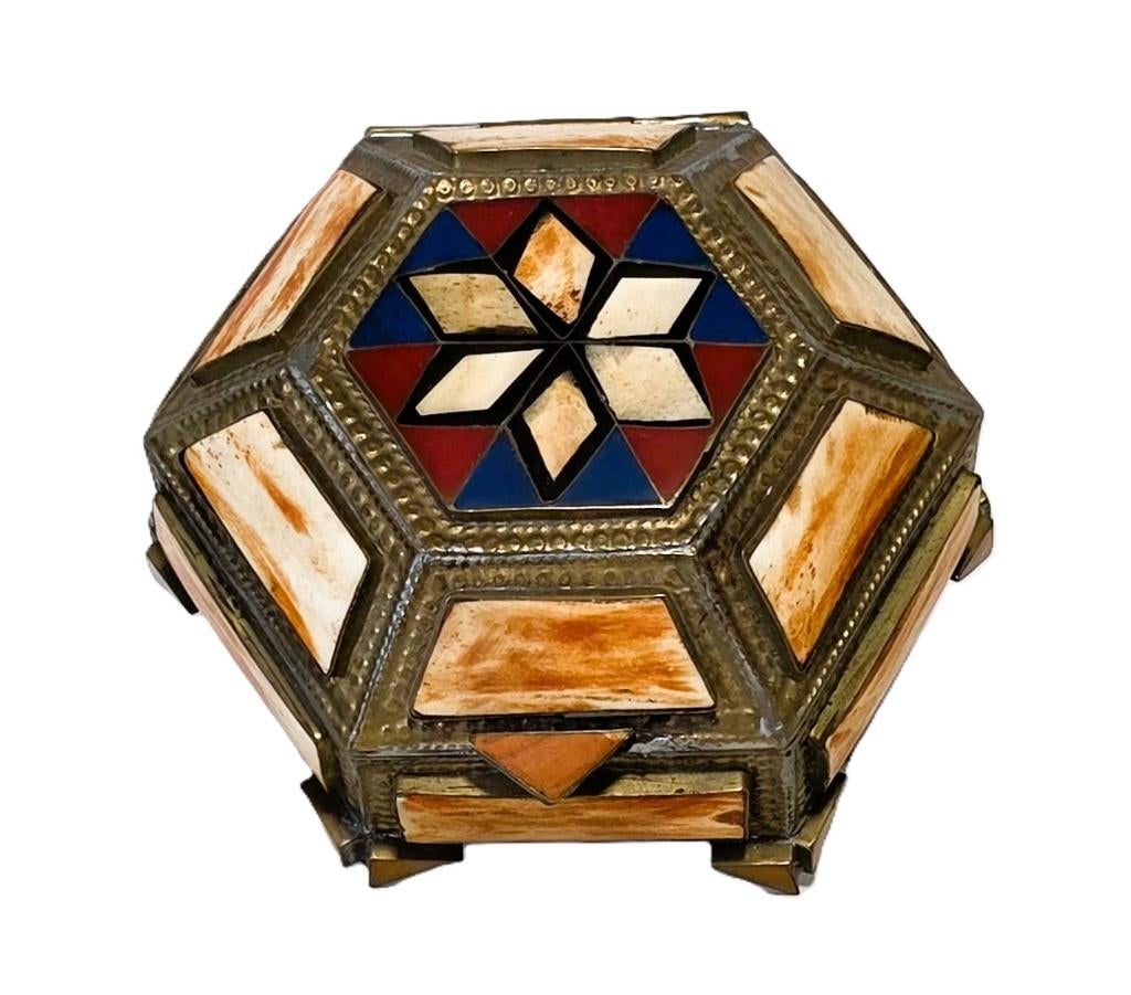 Boîte africaine avec incrustation en os., Antiquités & Art, Enlèvement ou Envoi