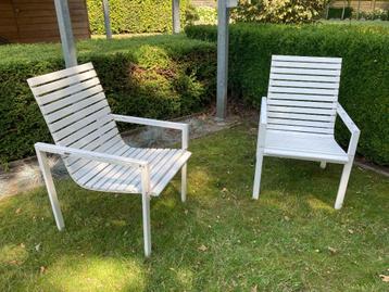 vier houten wit gelakte tuinstoelen beschikbaar voor biedingen