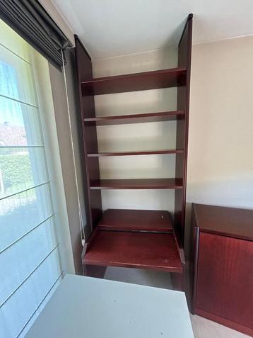 Boekenrek met bureau beschikbaar voor biedingen