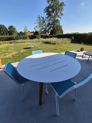 Luxe tuintafel met stoelen beschikbaar voor biedingen