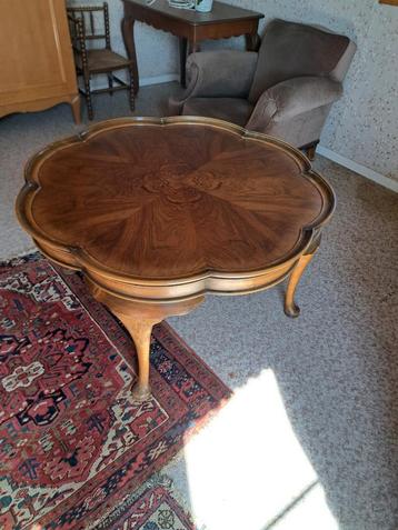 Tafel in de woonkamer  beschikbaar voor biedingen