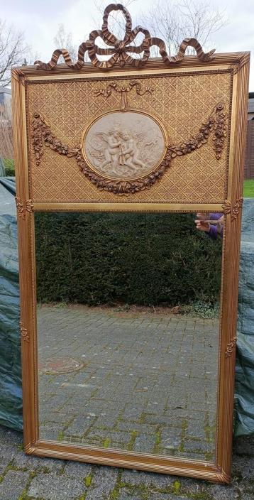 Gouden gelijsten geslepen spiegel, groot houten antieke kast beschikbaar voor biedingen