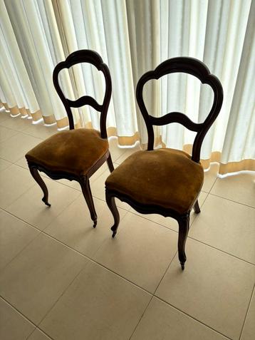 2 antieke stoelen beschikbaar voor biedingen