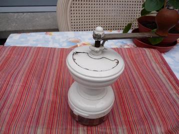 oude antieke ronde koffiemolen Peugeot koffiemolen beschikbaar voor biedingen