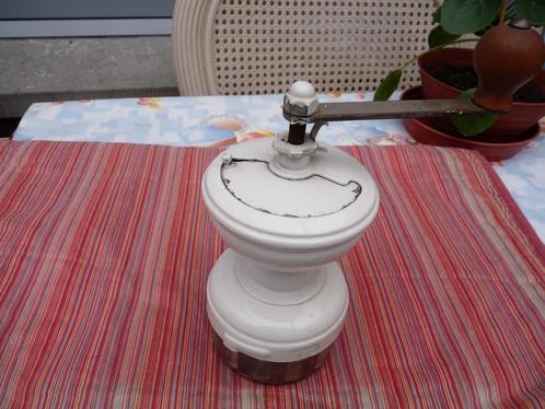 oude antieke ronde koffiemolen Peugeot koffiemolen, Antiek en Kunst, Antiek | Keukengerei, Ophalen of Verzenden