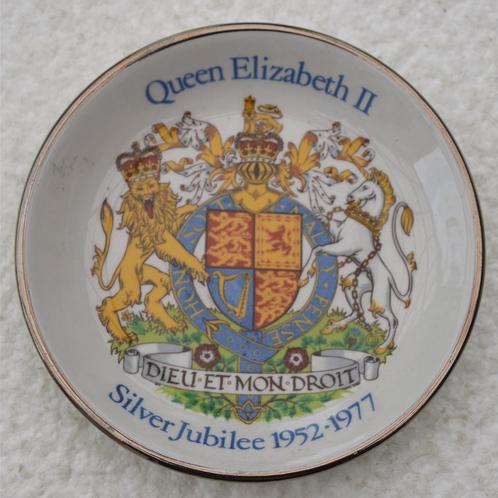 Souvenir Bord, Queen Elisabeth II Silver Jubilee 1952-77, Zg, Verzamelen, Koningshuis en Royalty, Zo goed als nieuw, Servies, Ophalen of Verzenden