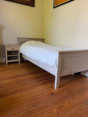 Beige eenpersoonsbed met nachtskastje beschikbaar voor biedingen