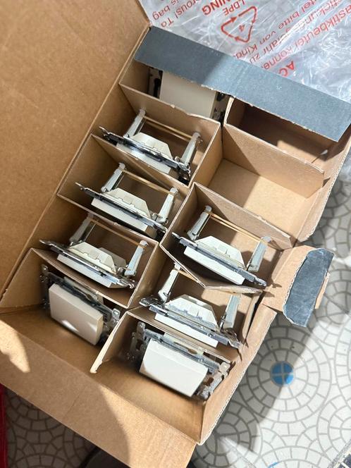 Niko inbouw plaatje/ schakelaars / 1-2 voudige plaatjes, Doe-het-zelf en Bouw, Elektriciteit en Kabels, Zo goed als nieuw, Ophalen