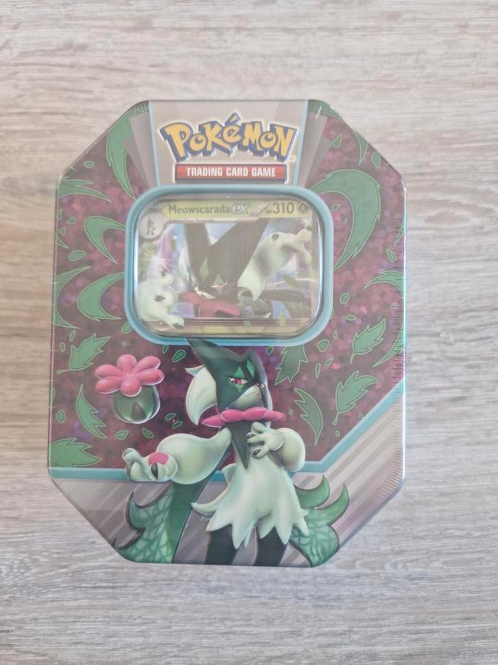 Meowscarada ex Paldea Partner Tin – Nieuw & Sealed!, Hobby en Vrije tijd, Verzamelkaartspellen | Pokémon, Zo goed als nieuw, Booster