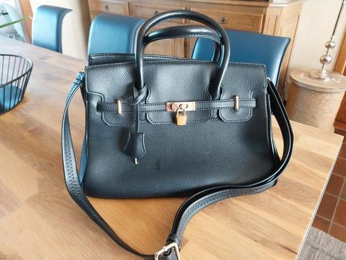 Zwarte leren handtas, Handtassen en Accessoires, Tassen | Damestassen, Zo goed als nieuw, Handtas, Zwart