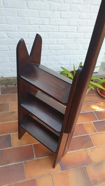 Antiek bibliotheektrapje beschikbaar voor biedingen