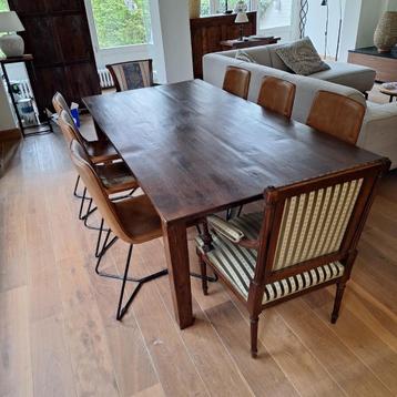 massieve tafel beschikbaar voor biedingen