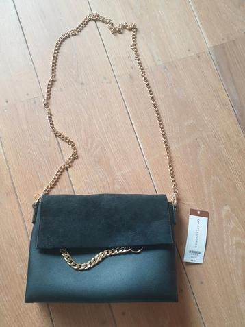 Schoudertasje / portemonnee NIEUW

27cm x 18cm beschikbaar voor biedingen