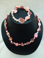 halsketting en armband met stukken schelp en parels, Ophalen of Verzenden, Nieuw, Roze, Overige materialen