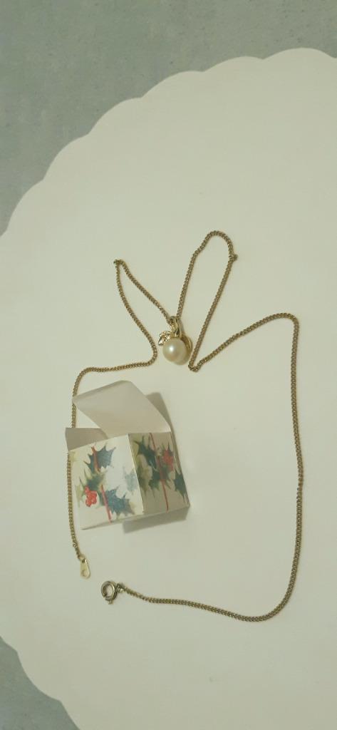 hanger kunstparel + goudkleurige halsketting + hulst doosje, Handtassen en Accessoires, Kettingen, Nieuw, Kunststof, Goud, Met hanger