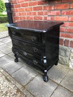 Antieke zwarte commode met karakter en sierlijke details, Antiek en Kunst, Ophalen