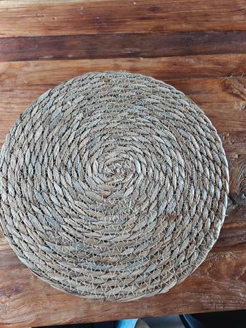 Gewoven rieten placemats beschikbaar voor biedingen