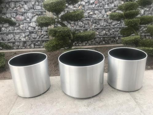 Te koop 3 roestvrije cilindervormige plantenbakken., Tuin en Terras, Bloembakken en Plantenbakken, Zo goed als nieuw, Metaal, Balkon