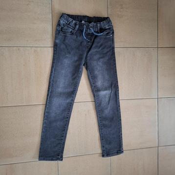 broek 128 beschikbaar voor biedingen