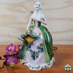 Antiek Itiliaans Porseleinen Rococo beeldje vrouw en bloemen, Ophalen of Verzenden
