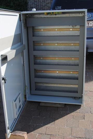 Metalen zekeringkast 170 modulen, 1,2 m x 80 cm x 31 cm. beschikbaar voor biedingen