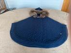 Donkerblauwe cape met muts en afn pels, Tiffos, mt 164, Enfants & Bébés, Vêtements enfant | Taille 164, Enlèvement ou Envoi, Comme neuf